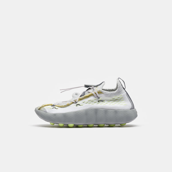 靴 Nike Mind 002 Flyknit QS White Platinum Mind 002 Flyknit Sneaker in White/Dark Grey/Pure Platinum/Wolf