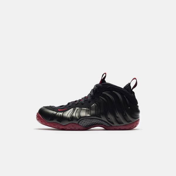 Nike Foamposite ブラック/レッド Air Foamposite One Sneaker in Black/Varsity Red