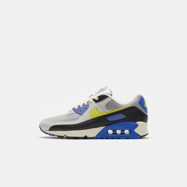 Air Max 90 Sneaker in Photon Dust/Cyber/Lt Smoke Grey/Black - Nike