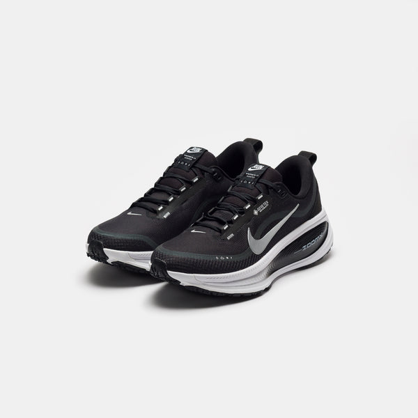 Vomero 18 Gore-Tex Sneaker in Black/Metallic Silver/Anthracite/White