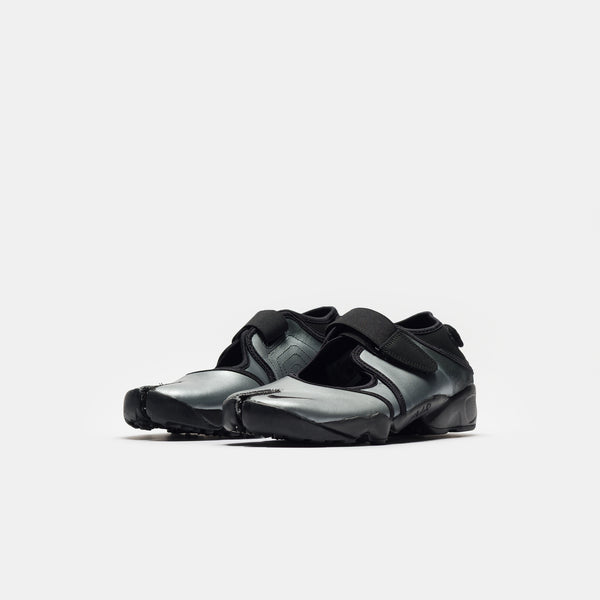 Nike　air rift Air Rift Leather Sneaker in Metallic Silver/Black