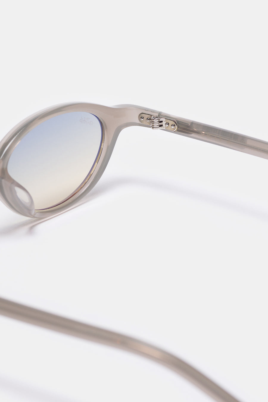 Akila Alien Sunglasses in Grey/Meadow Gradient - Notre