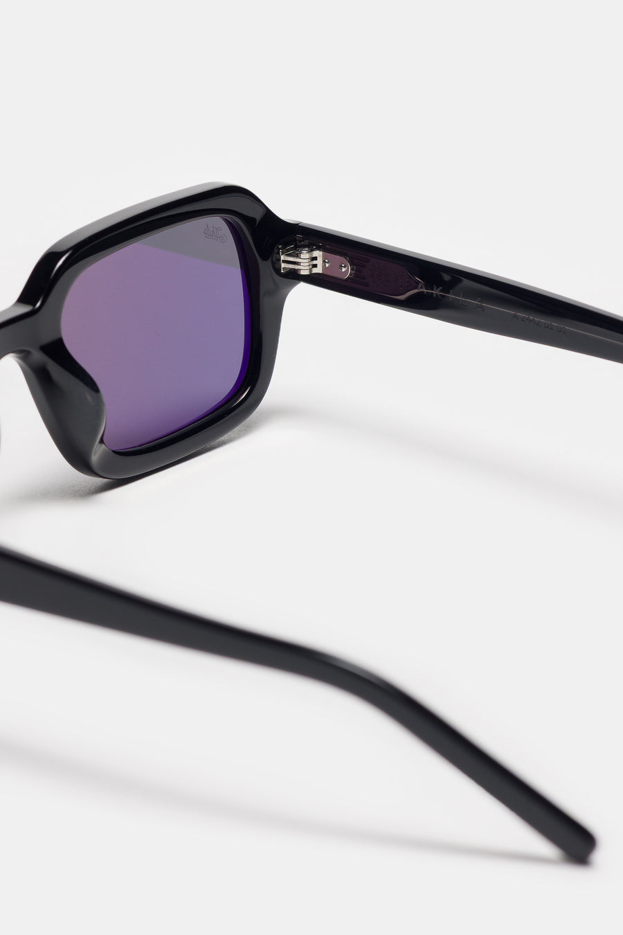 Akila Cascade Sunglasses in Black/Black - Notre