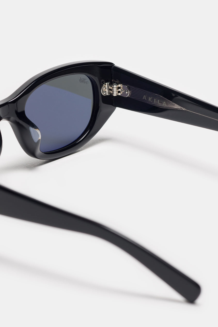 Akila Silvia Sunglasses in Black/Black - Notre