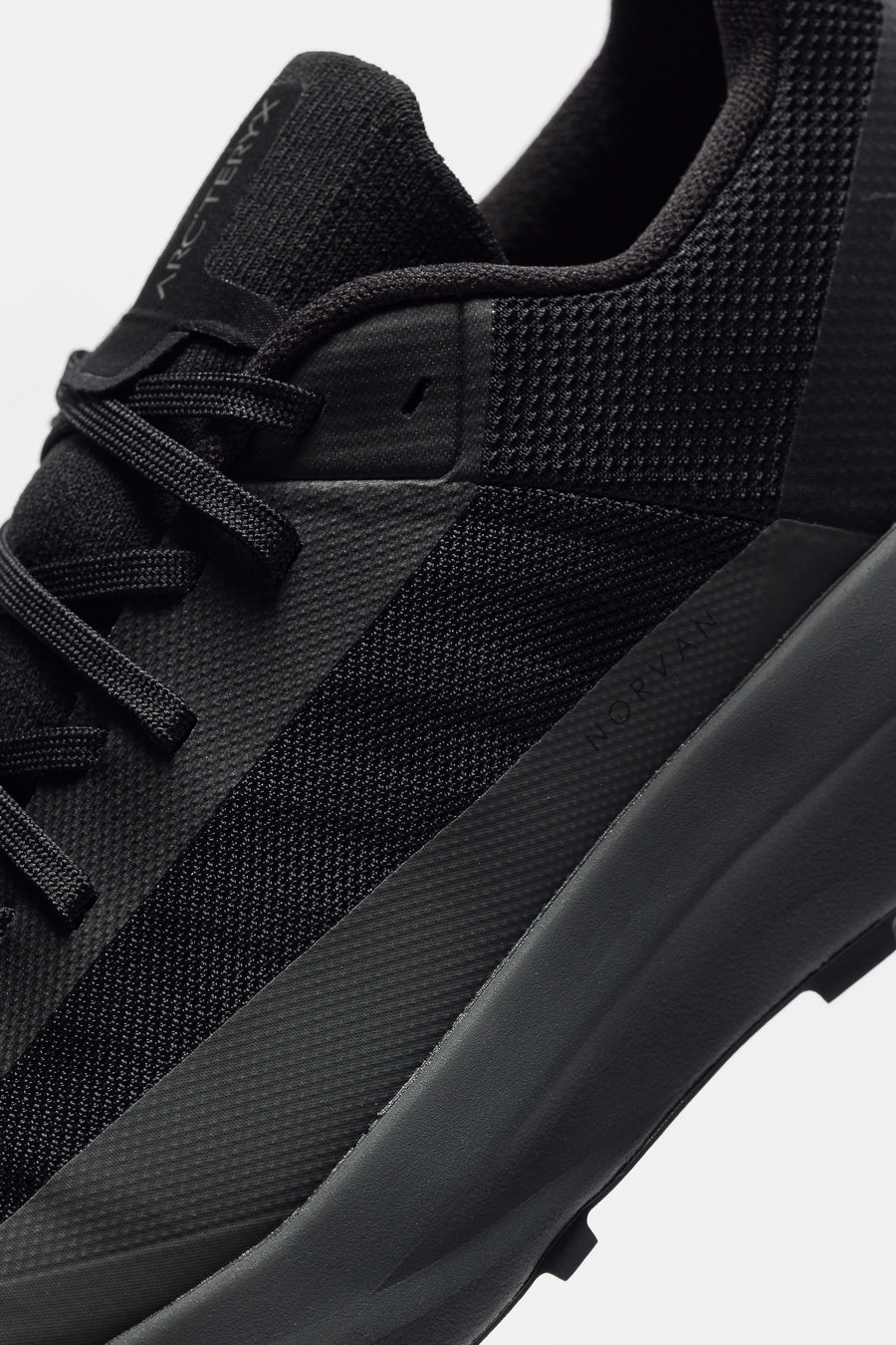 Arc'teryx Norvan LD 4 Sneaker in Black/Graphite - Notre