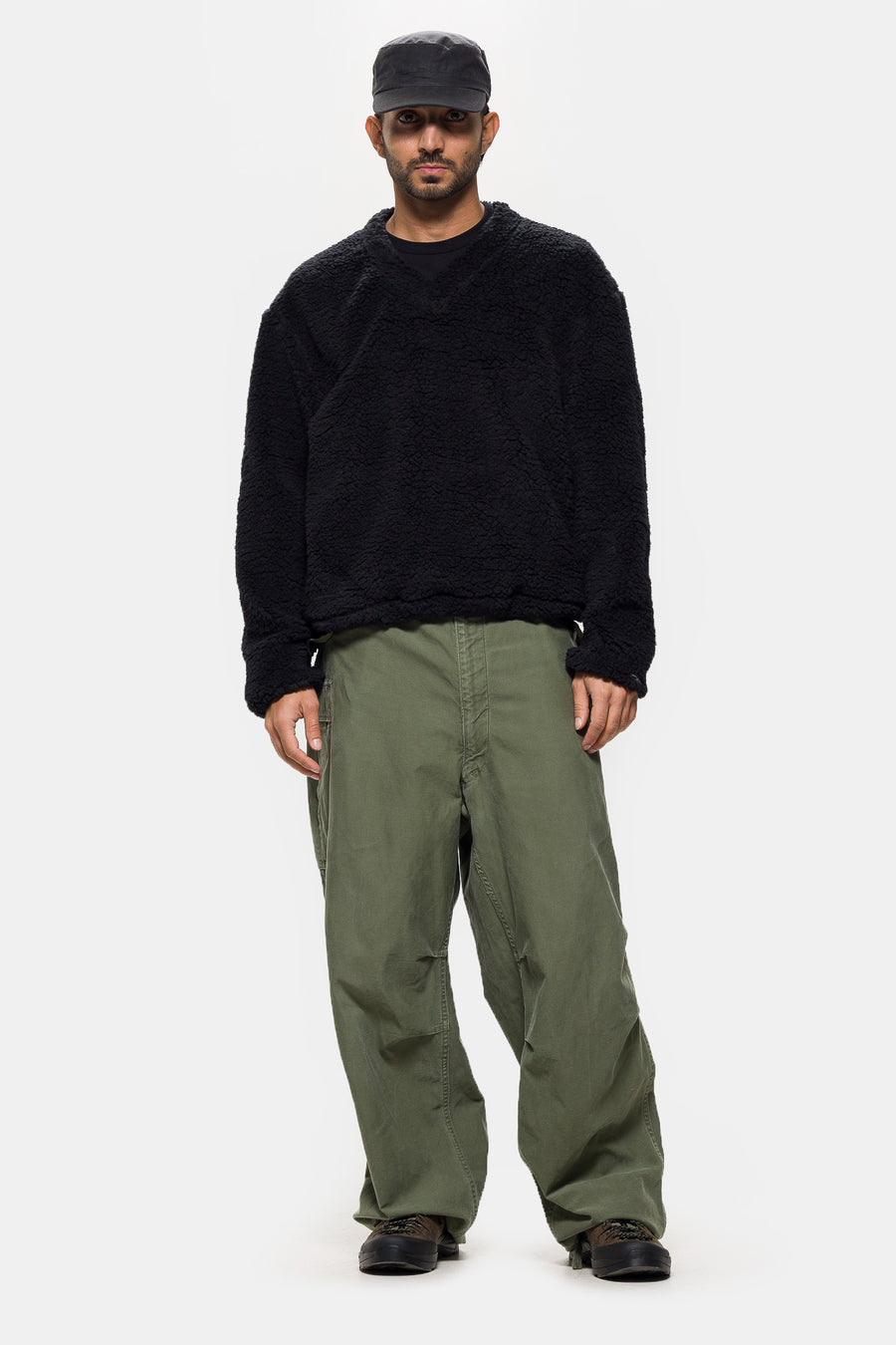 V-Neck Smock Fleece in Black