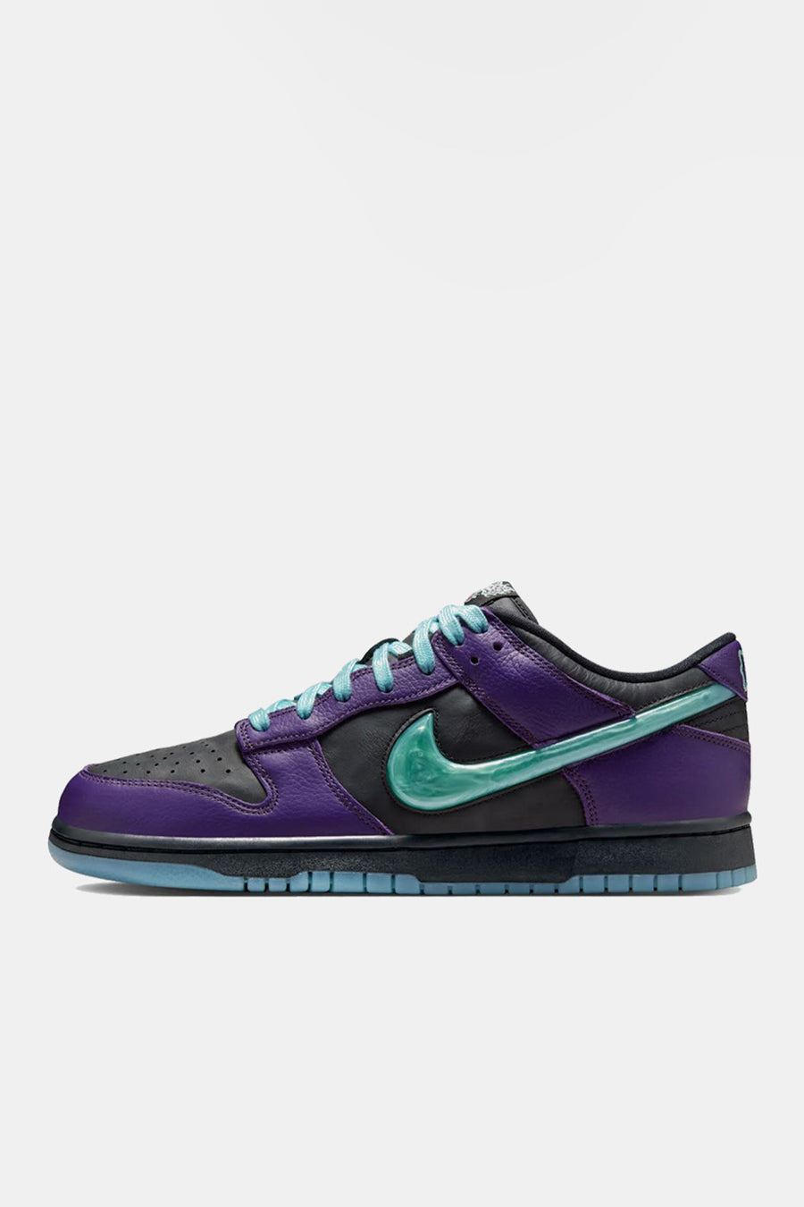 Dunk Low Retro Limited Sneaker in Black/Artisan Teal/Grand Purple