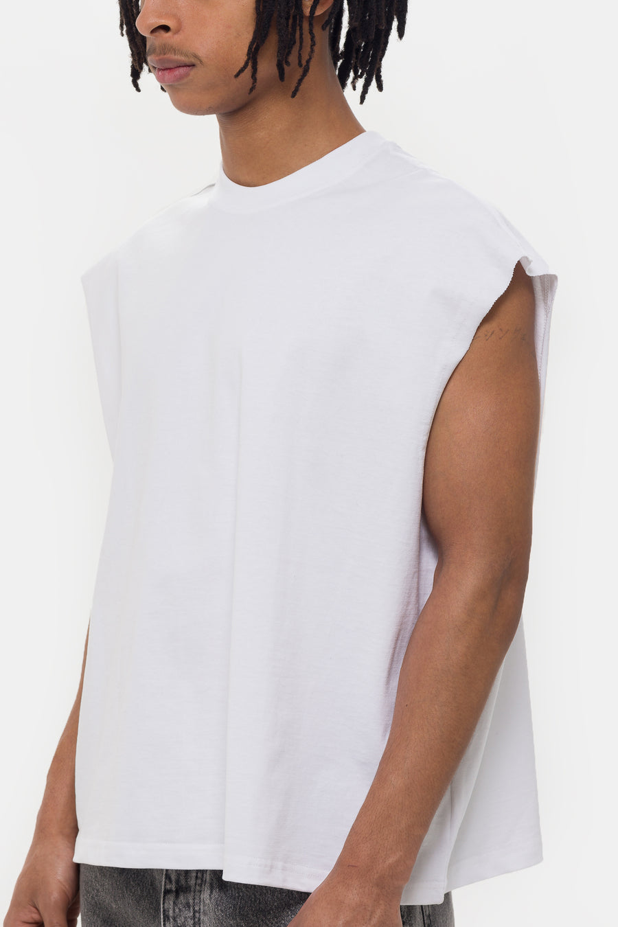 Estudio Niksen Muscle Cropped T-Shirt in White - Notre