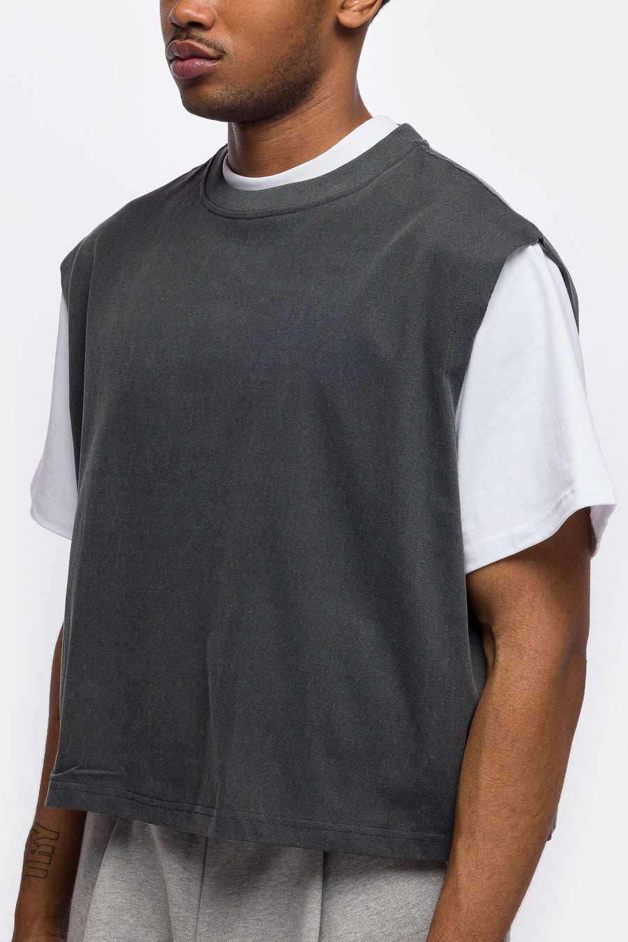 Muscle Cropped T-Shirt in Charcoal
