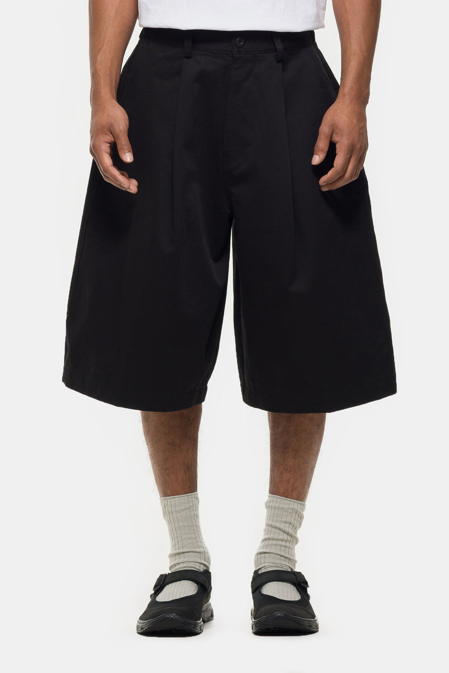 Estudio Niksen Pintuck Wide Short in Black - Notre