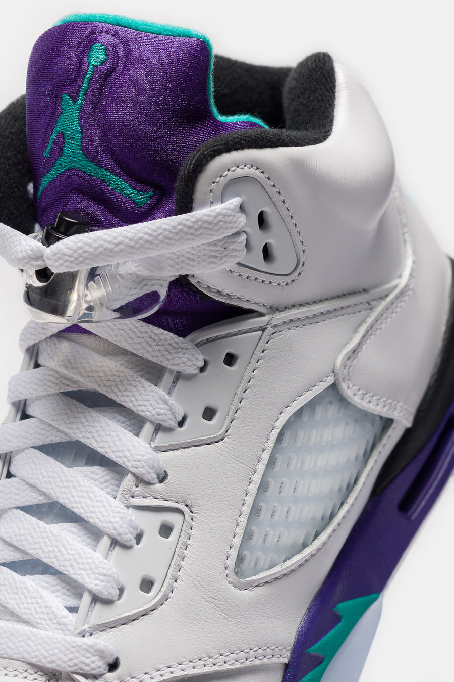 Jordan Air Jordan 5 Retro Grade School Sneaker in White/New Emerald/Grape Ice/Black - Notre