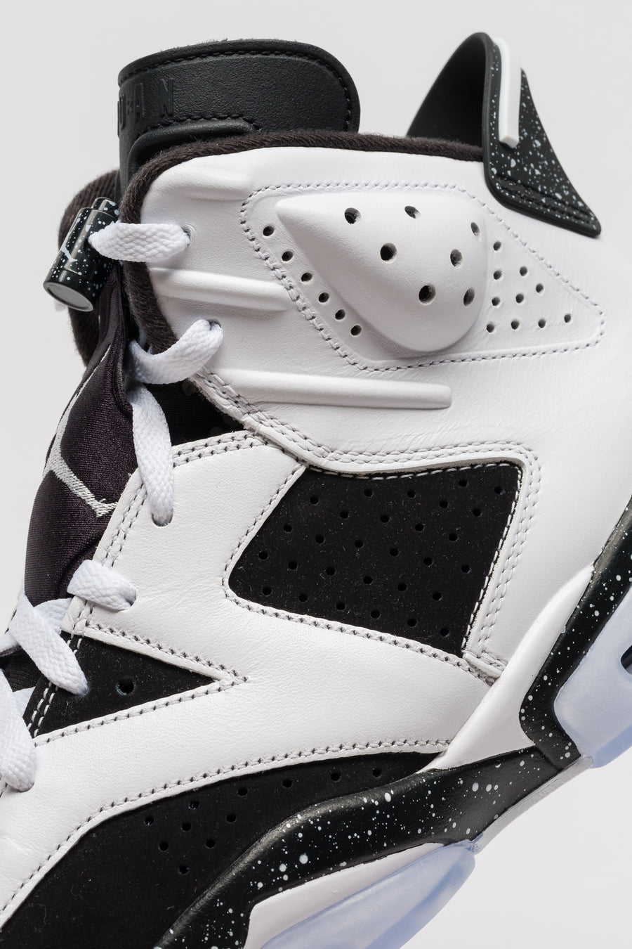 Jordan Air Jordan 6 Retro Sneaker in White/Black - Notre