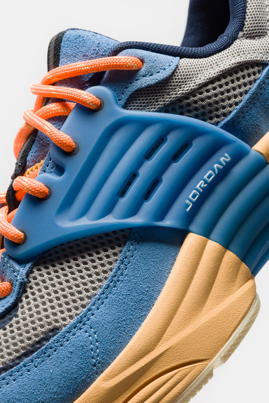 Jordan Trunner O/S SP Sneaker in Blue Beyond/Atomic Orange/Cobblestone - Notre