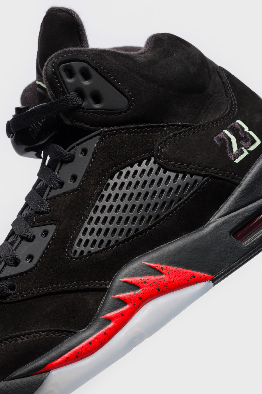 Jordan Air Jordan 5 Retro Sneaker in Black/Black/Picante Red/Glow In The Dark - Notre