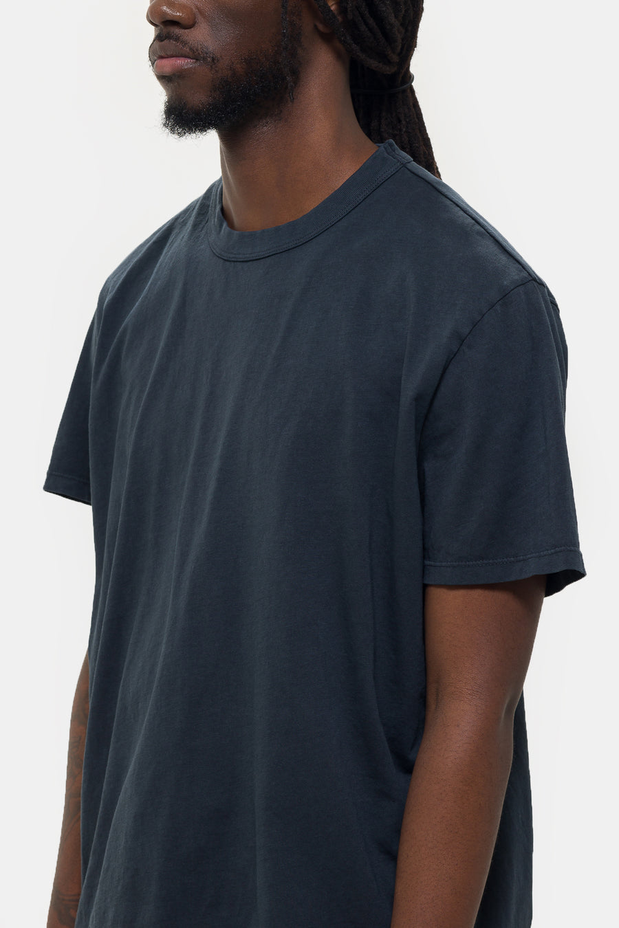 Les Tien Lightweight Binded Neck T-Shirt in Faded Black - Notre