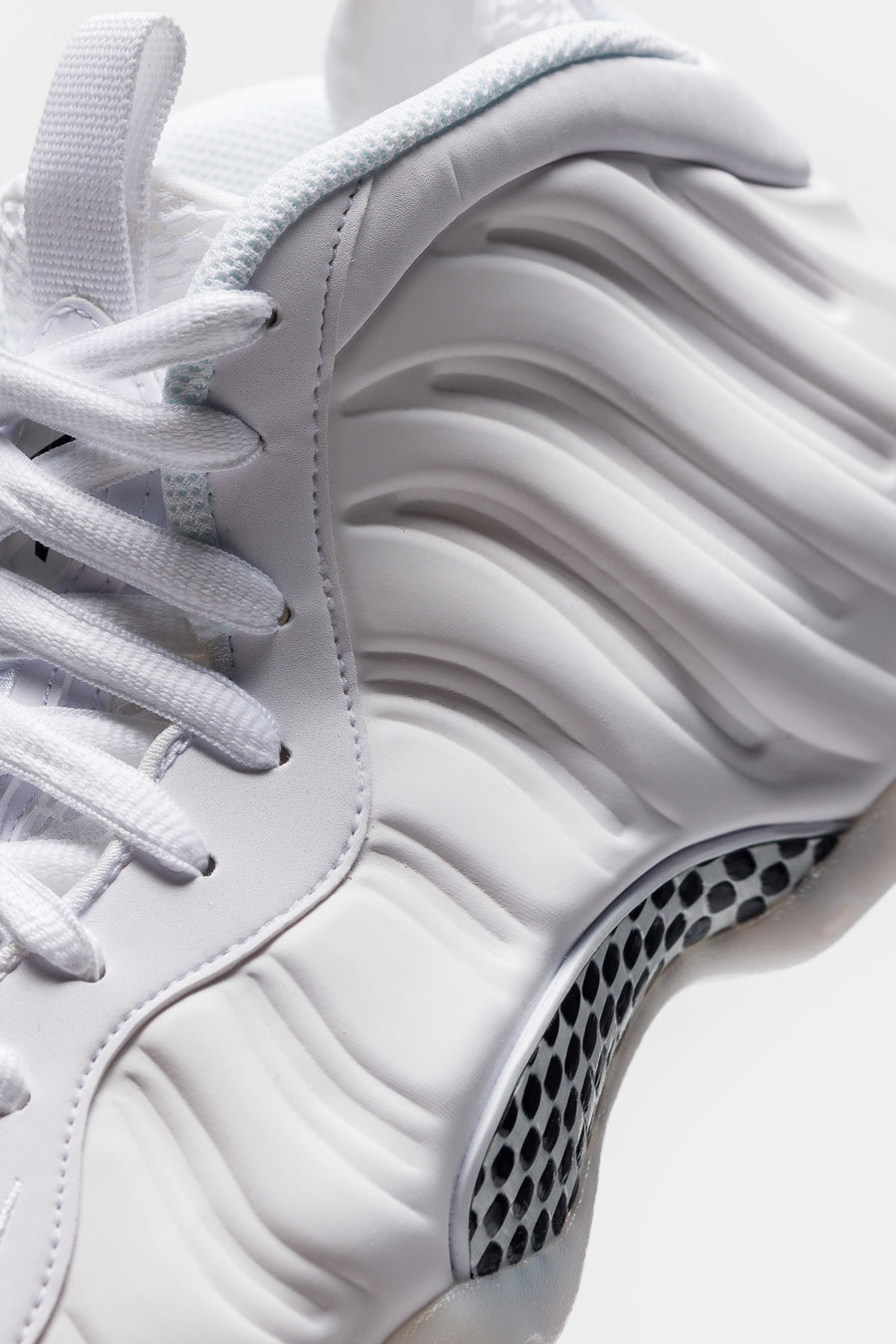 Nike Air Foamposite One Sneaker in White/White - Notre