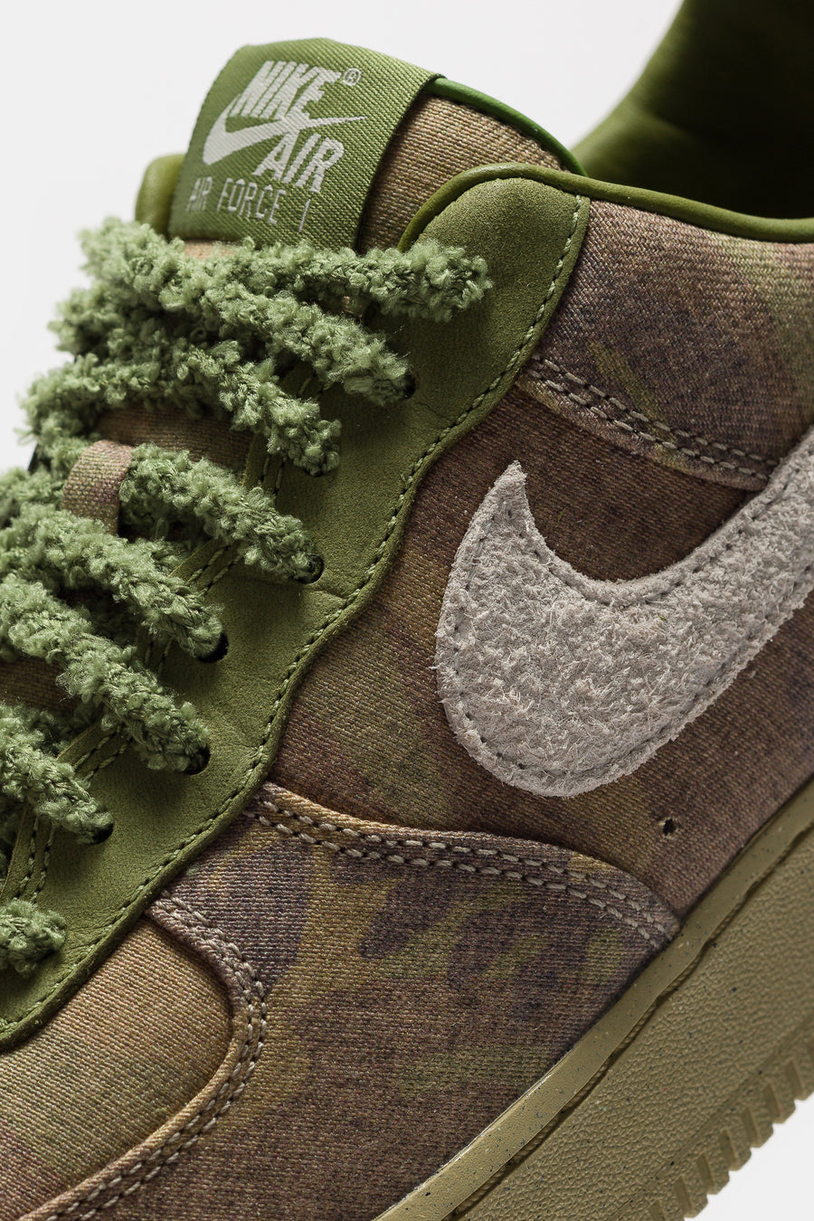 Air Force 1 Low Sneaker in Asparagus/Wheat Grass/Aluminum/Phantom
