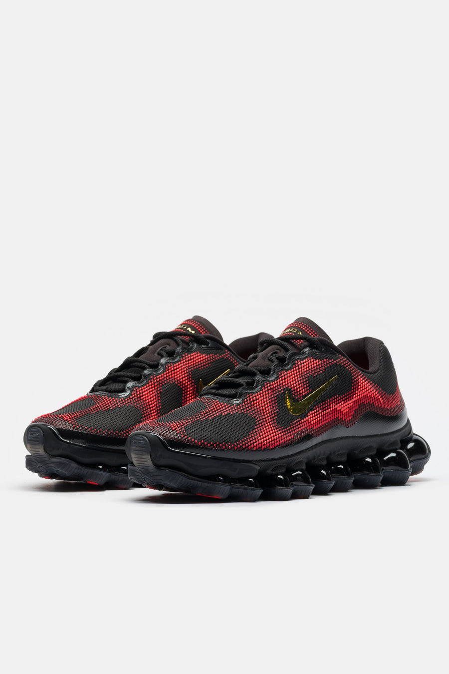 Nike Air Liquid Max Sneaker in Black/Metallic Gold/Team Red/Fire Red - Notre
