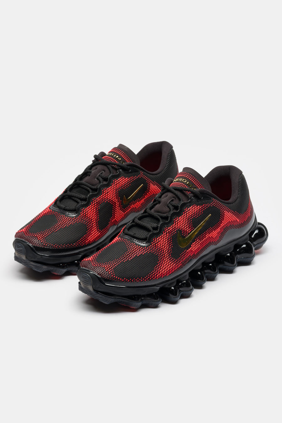 Nike Air Liquid Max Sneaker in Black/Metallic Gold/Team Red/Fire Red - Notre