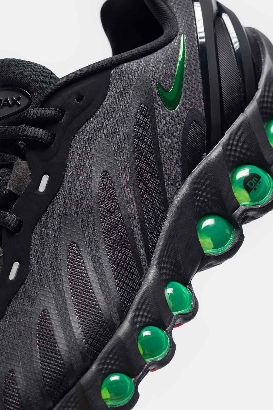 Nike Air Max DN8 Sneaker in Black/Green Strike/Dk Smoke Grey/Black - Notre