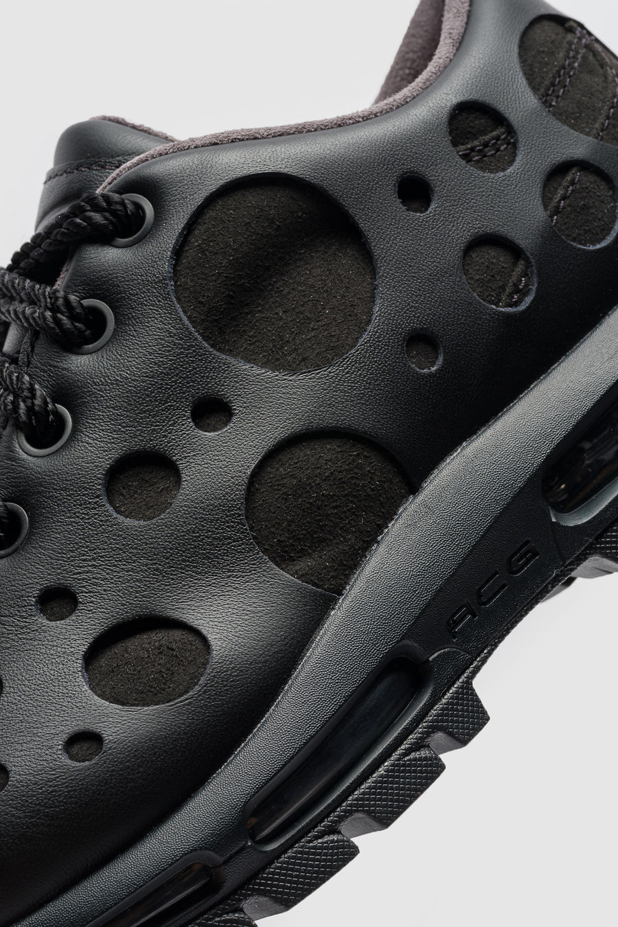 Nike Air Max Goadome Low SP Sneaker in Black/Black - Notre