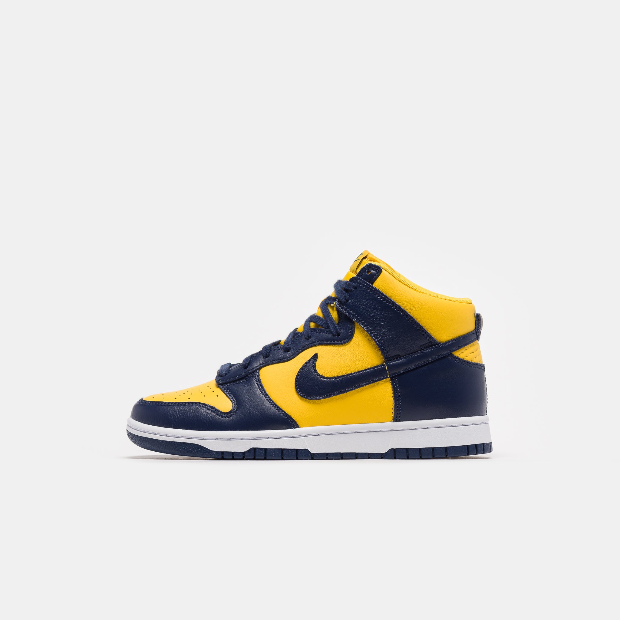 Dunk High Retro SE Sneaker in Varsity Maize/Midnight Navy/White Dunk High Retro SE Sneaker in Varsity Maize/Midnight Navy/White