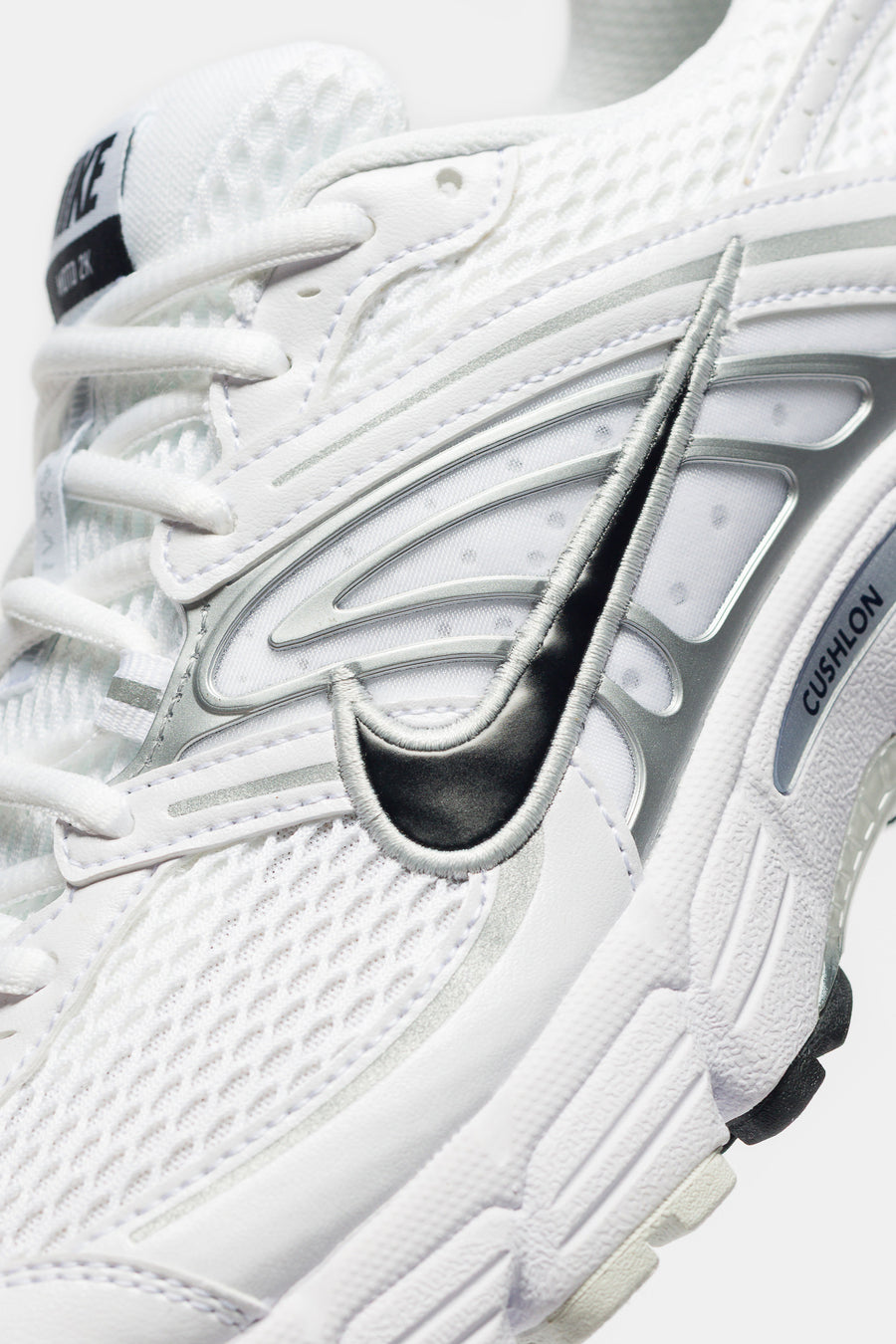 Air Max Moto 2K	Sneaker in White/Black/Metallic Silver/Photon Dust