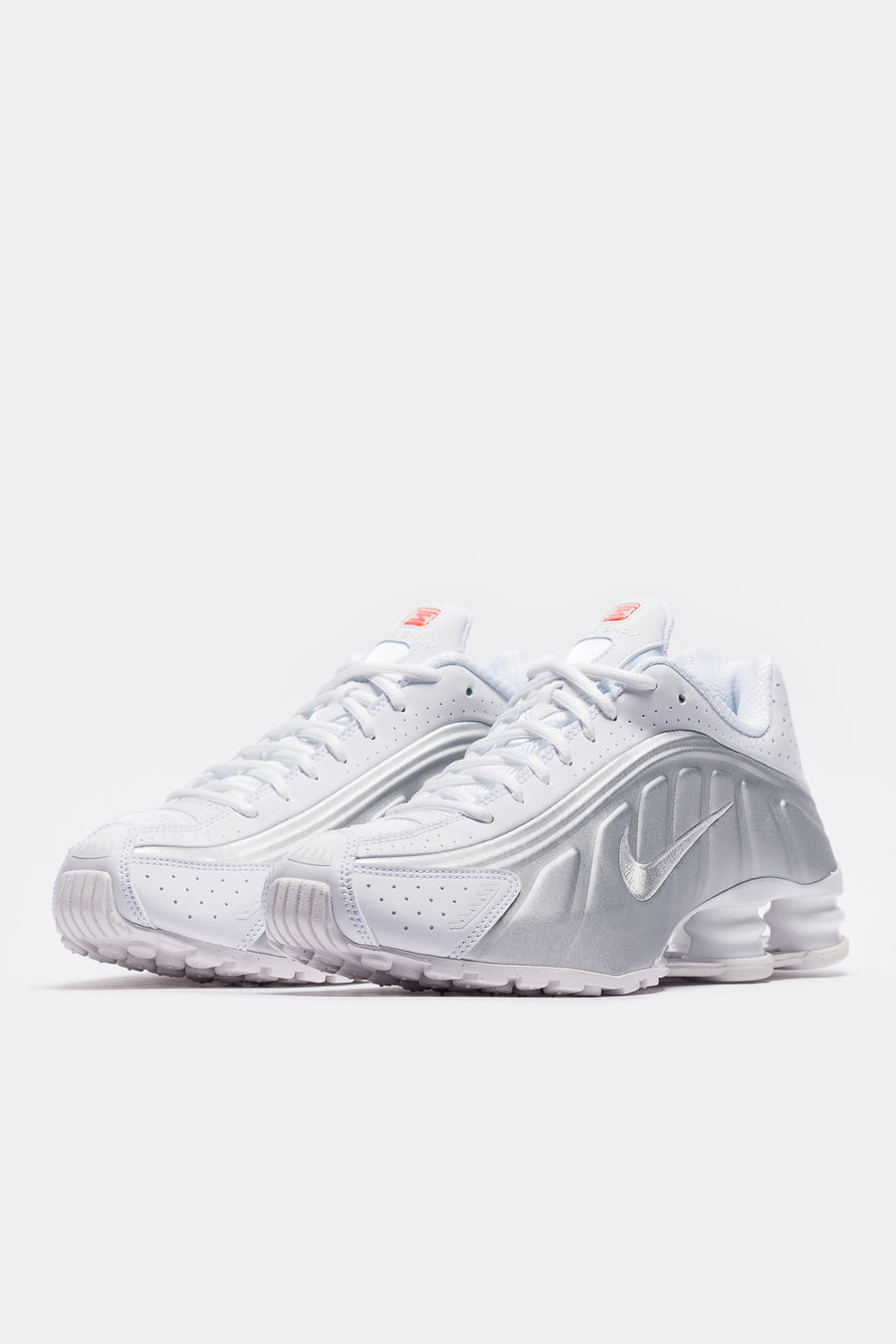 Nike Shox R4 Sneaker in White/Metallic Silver/White - Notre