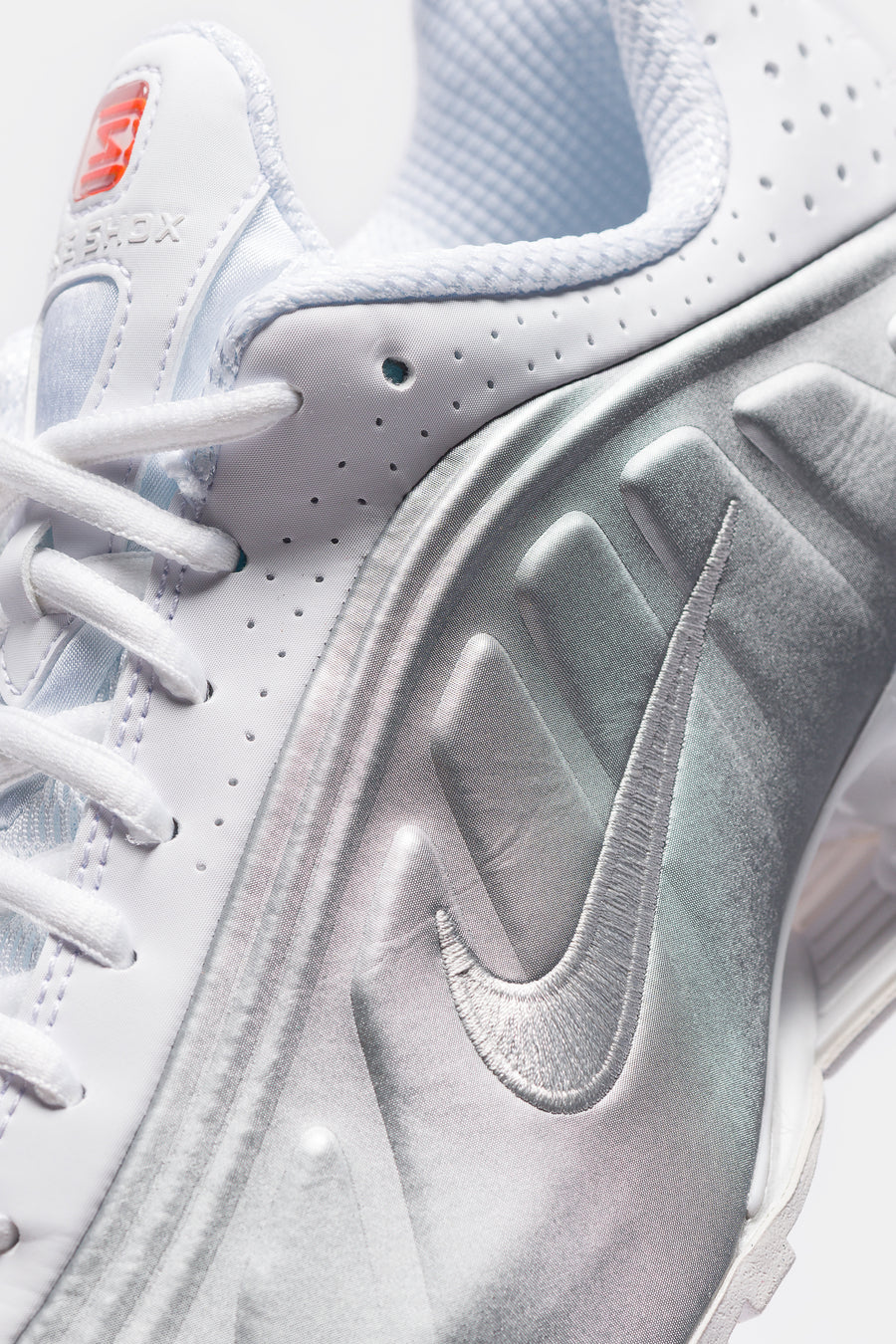 NIKE shox r4 ホワイト　シルバー Shox R4 Sneaker in White/Metallic Silver/White - Nike