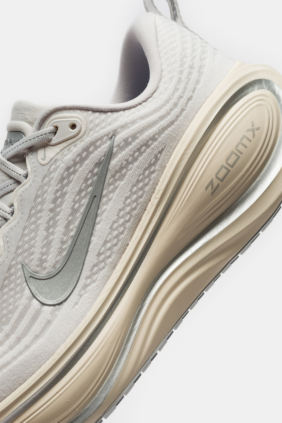 Nike Vomero Plus Sneaker in Platinum Tint/Reflect Silver/Grey Fog - Notre