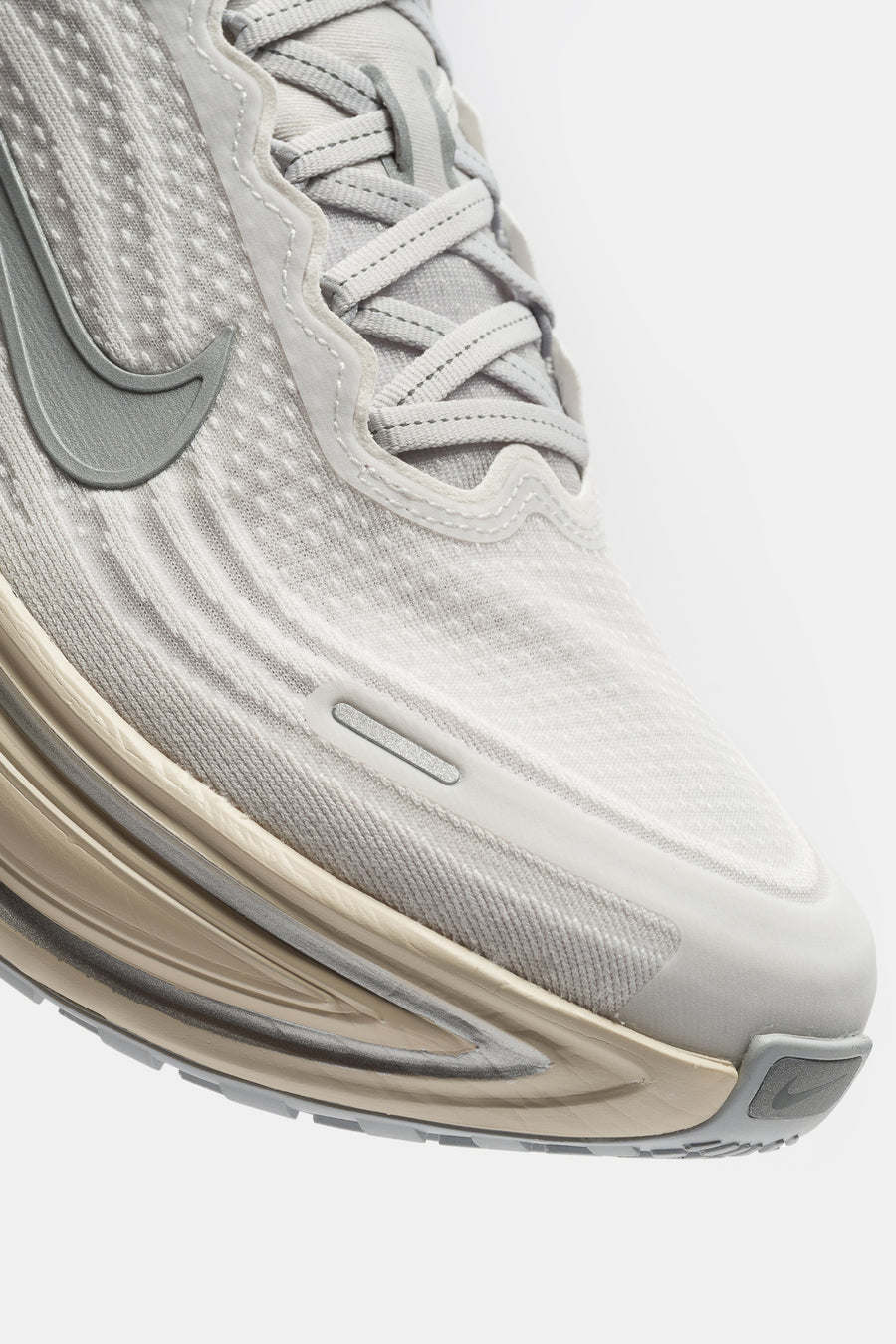 Nike Vomero Plus Sneaker in Platinum Tint/Reflect Silver/Grey Fog - Notre