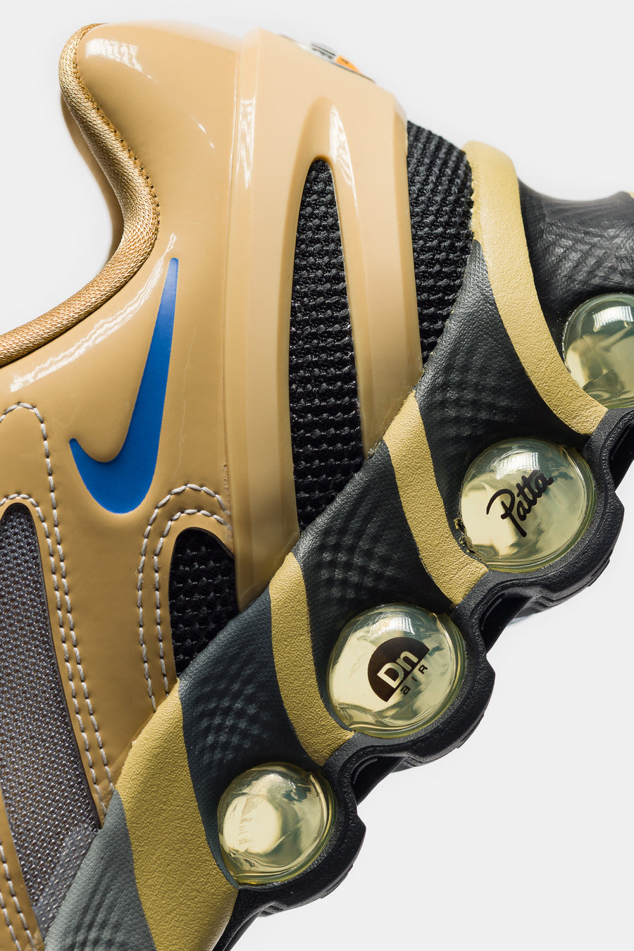 Nike Patta Air Max DN8 SP Sneaker in Club Gold/Game Royal/Metallic Silver - Notre
