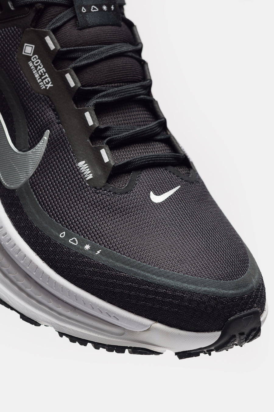 Vomero 18 Gore-Tex Sneaker in Black/Metallic Silver/Anthracite/White