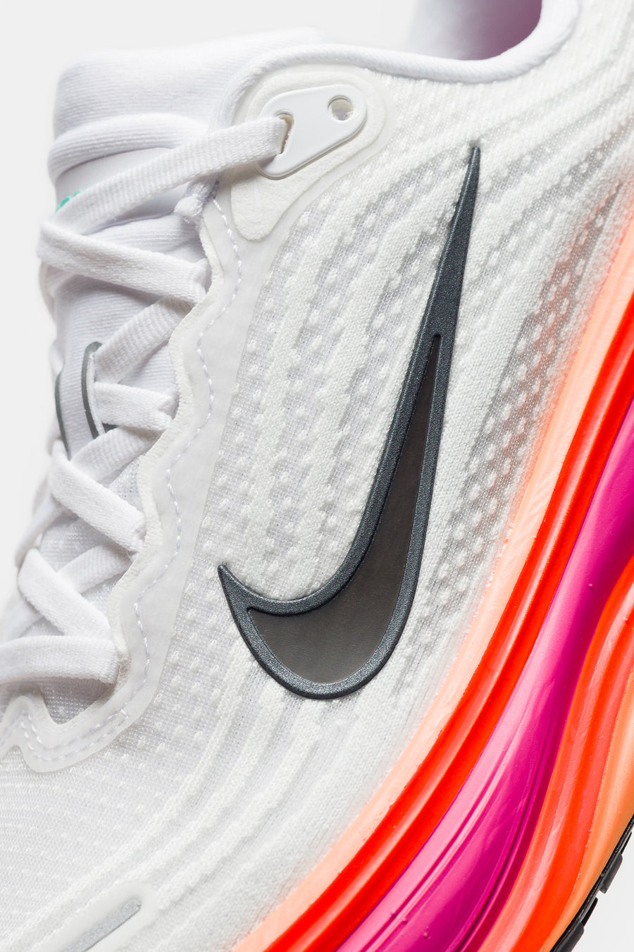 Vomero Plus Sneaker in White/Black/Fire Pink/Hyper Crimson