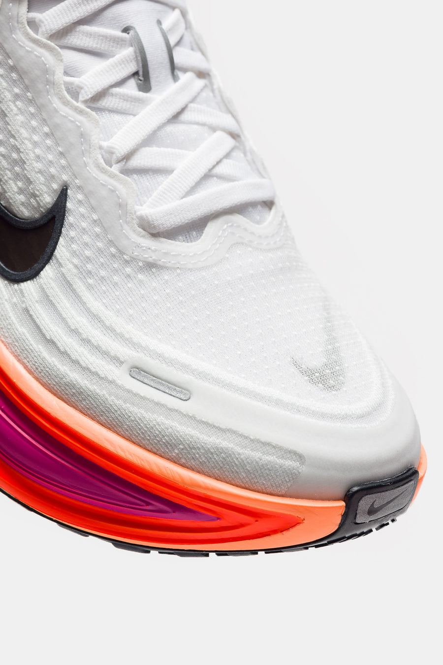 Vomero Plus Sneaker in White/Black/Fire Pink/Hyper Crimson