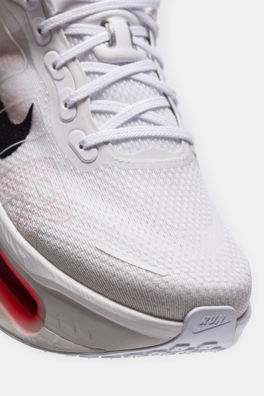 Vomero Sneaker in White/Black/Bright Crimson/Photon Dust/Summit White