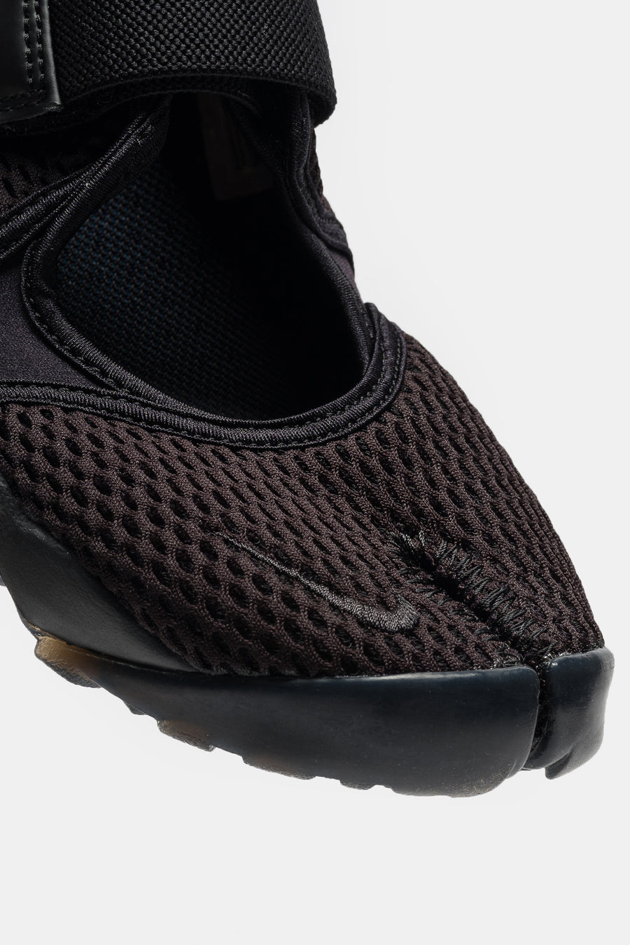 Air Rift Mesh in Black/Black/White