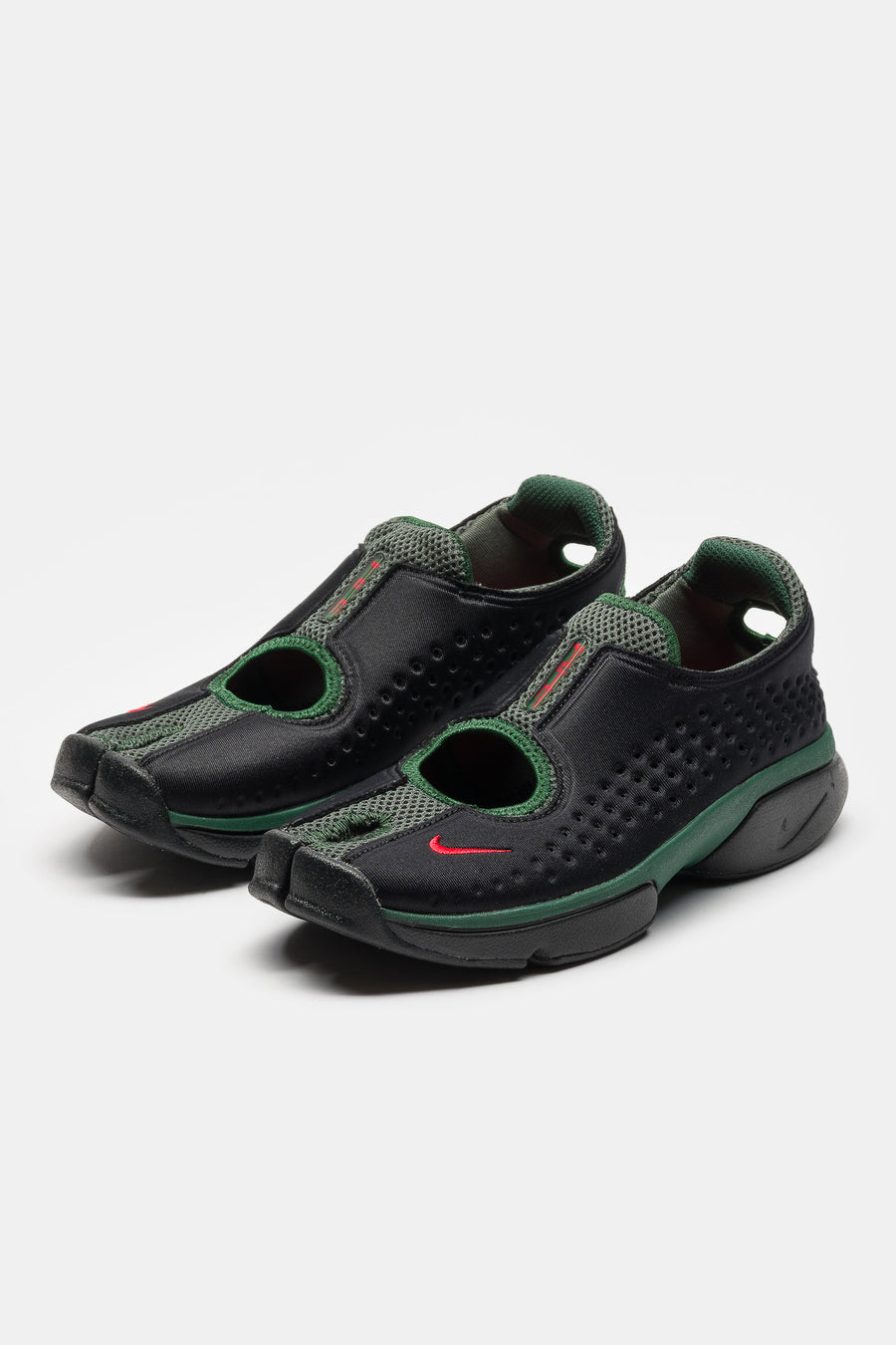 Air Rift 2 Sneaker in Black/Fire Red/TM Dark Green