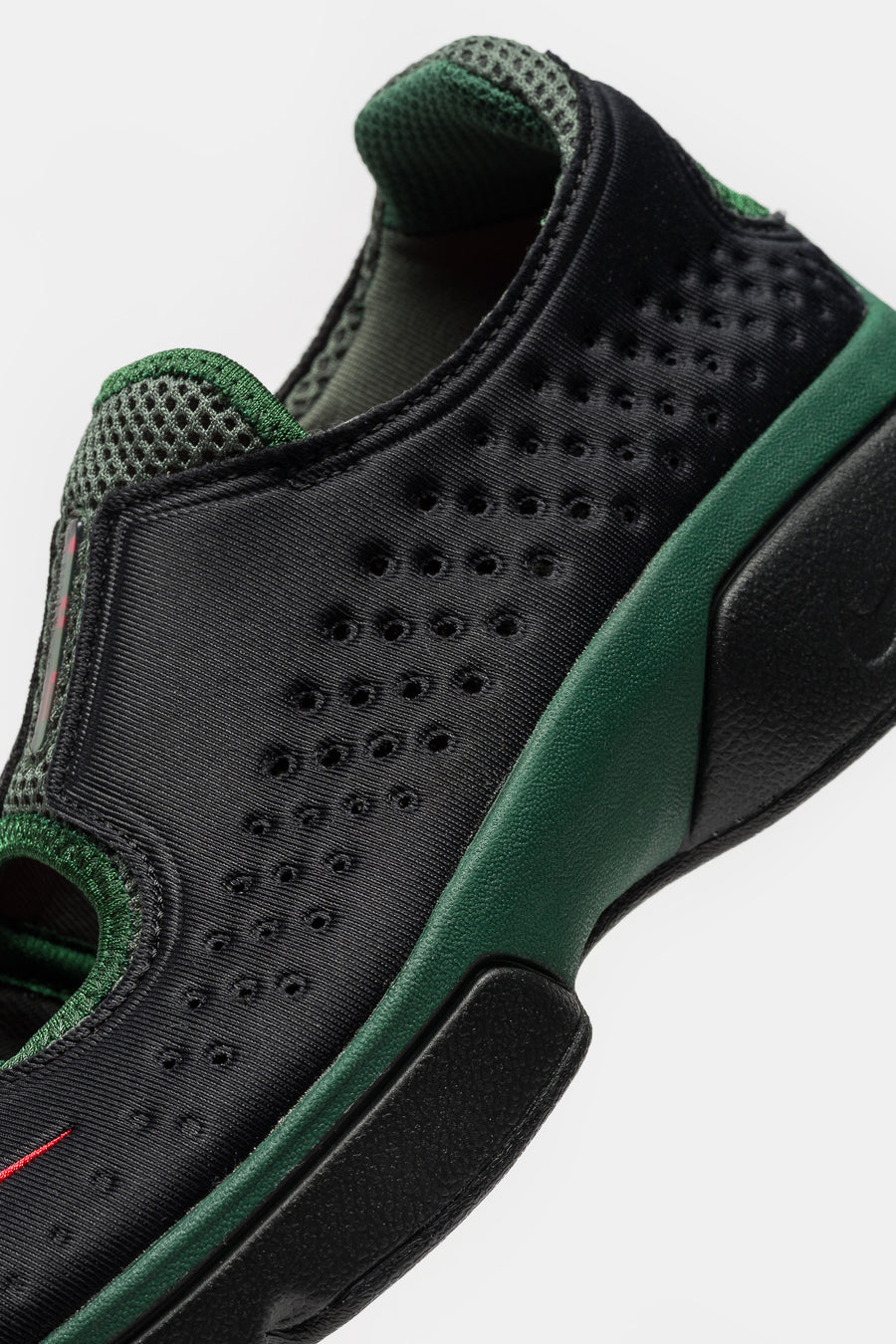 Air Rift 2 Sneaker in Black/Fire Red/TM Dark Green