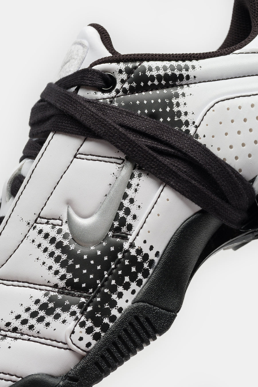 Total90 Shox Magia Sneaker in White/Metallic Silver/Black