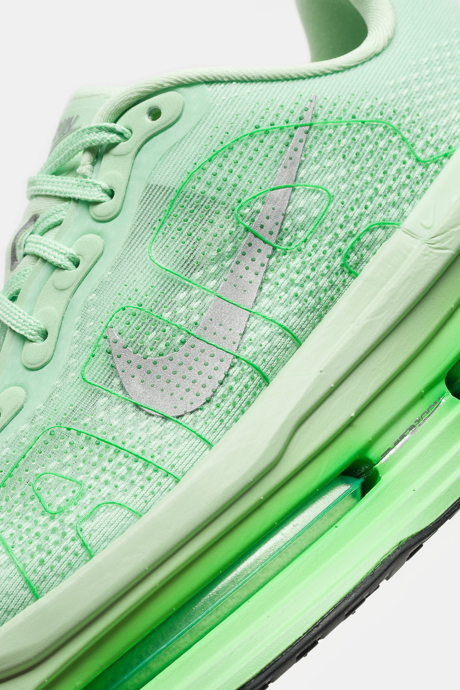 Vomero Premium Sneaker in Cucumber Calm/Metallic Silver