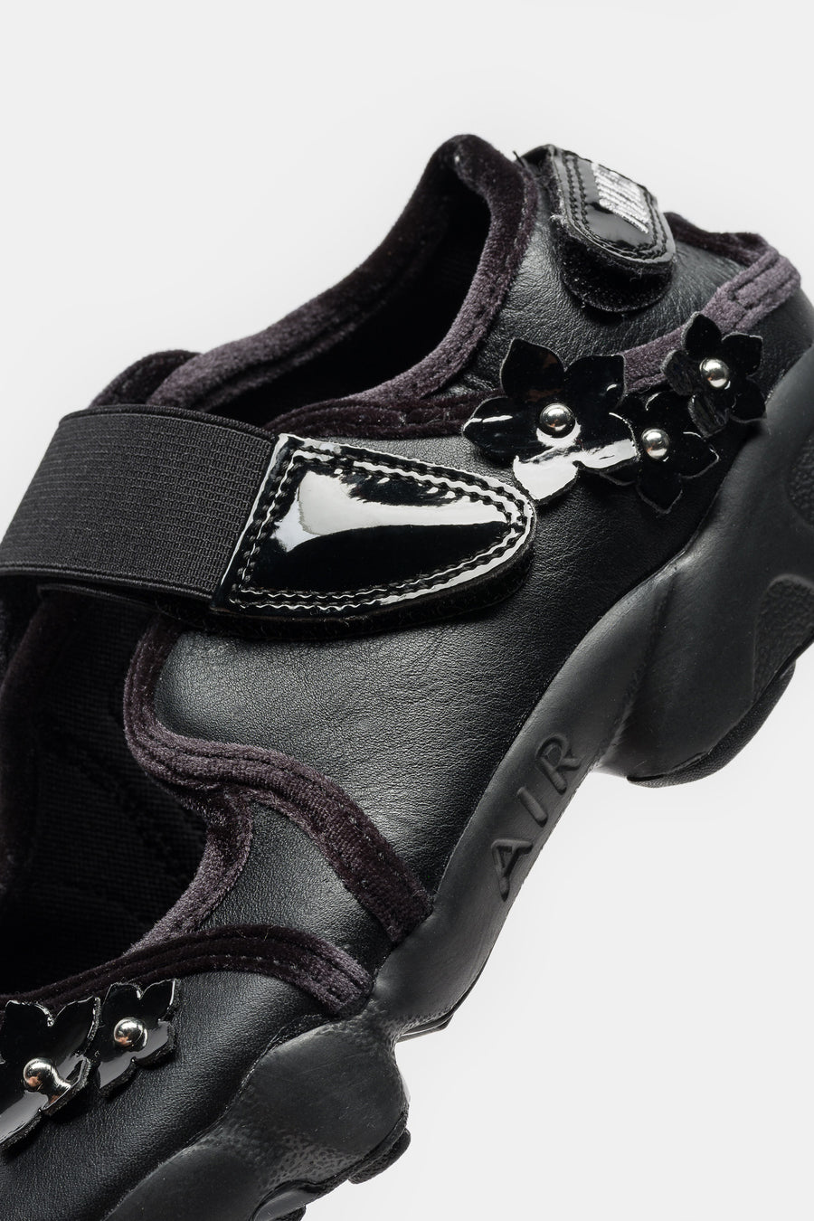 Air Rift Flrt in Black/Metallic Silver