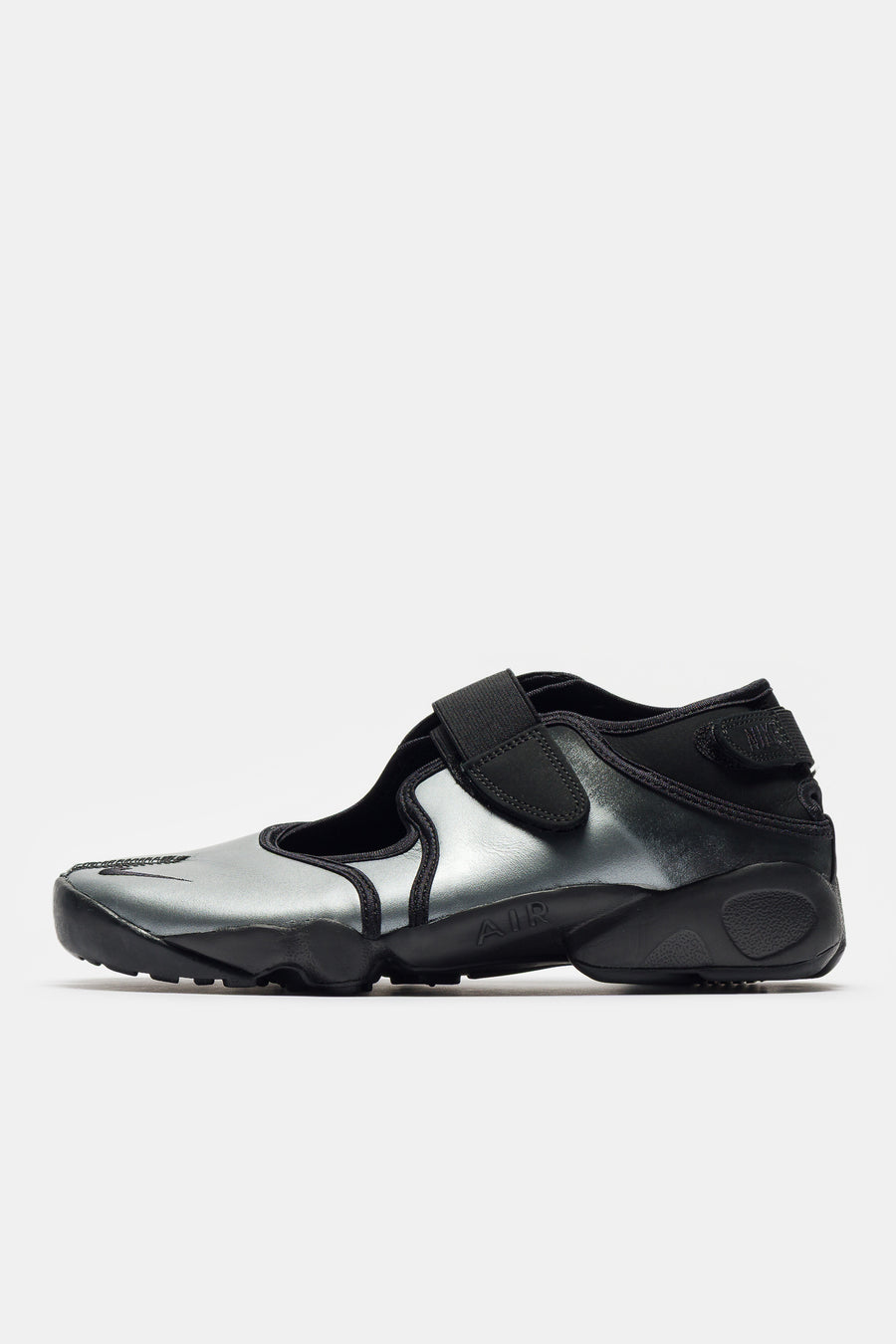 靴 NIKE AIR RIFT LEATHR BLACK Air Rift Leather Sneaker in Metallic Silver/Black