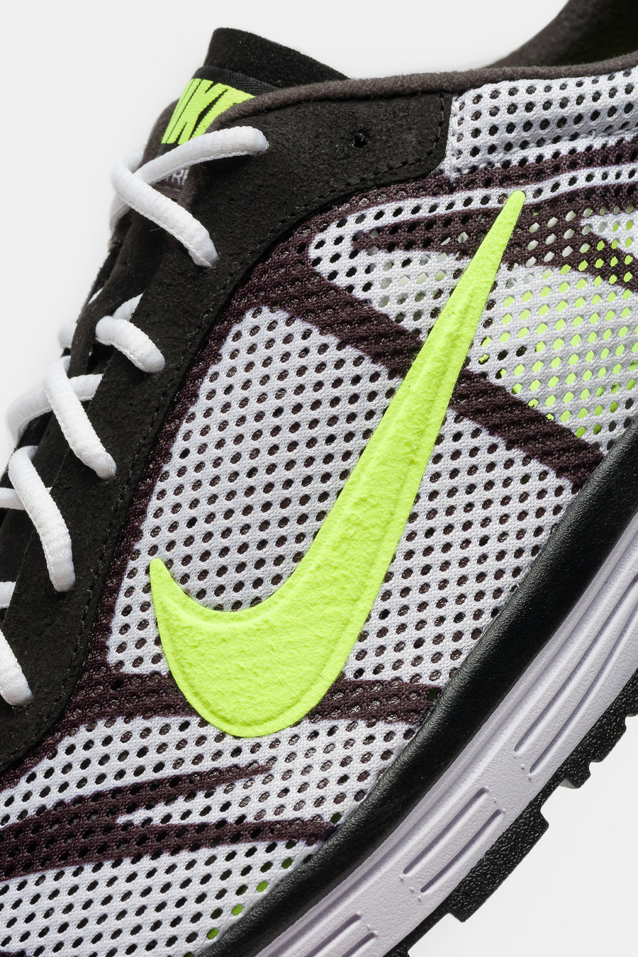 Zoom Streak 3 Sneaker in White/Volt/Flat Pewter/Black