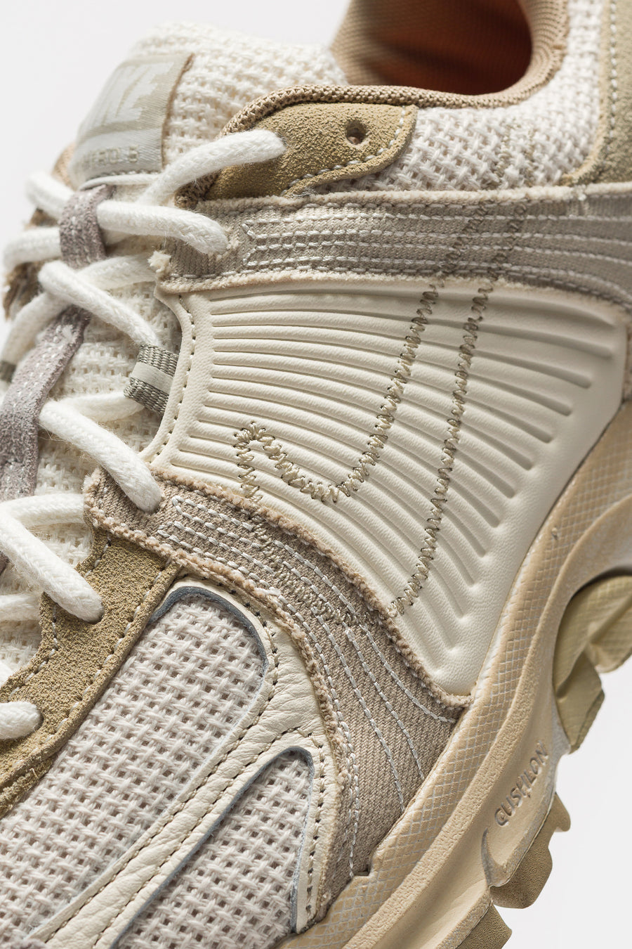 Zoom Vomero 5 Sneaker in Lt Orewood Brown/Khaki/Pale Ivory