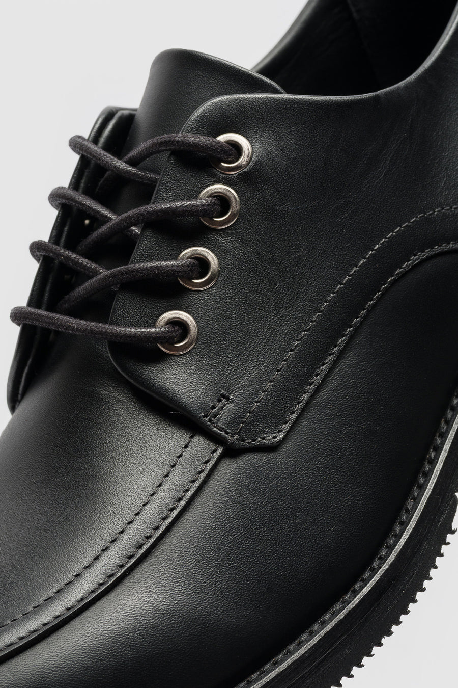 Old Buster Moc Toe Shoe in Calfskin Black