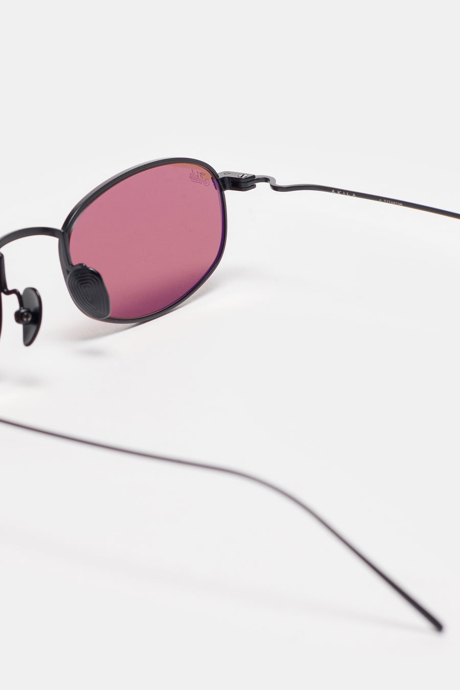 Akila Icon Sunglasses in Matte Black/Burgundy - Notre