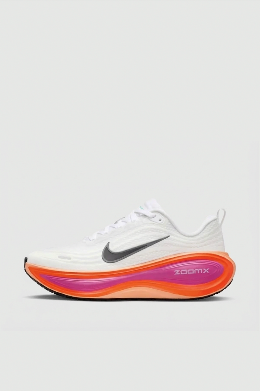 Vomero Plus Sneaker in White/Black/Fire Pink/Hyper Crimson