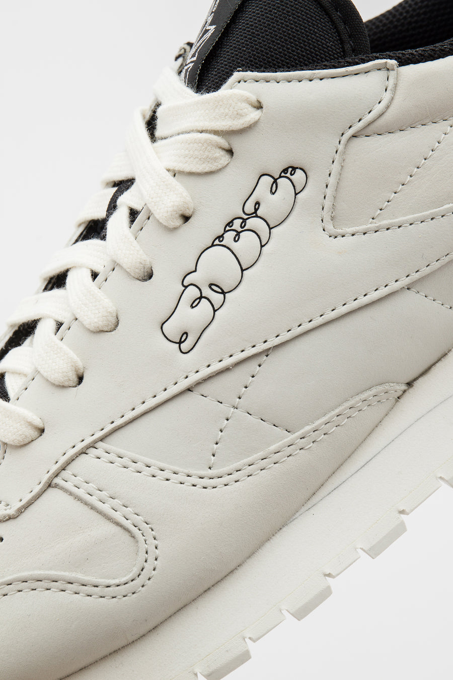Reebok - Men\'s SNEEZE Classic Leather Sneaker in White/Chalk/Core Black
